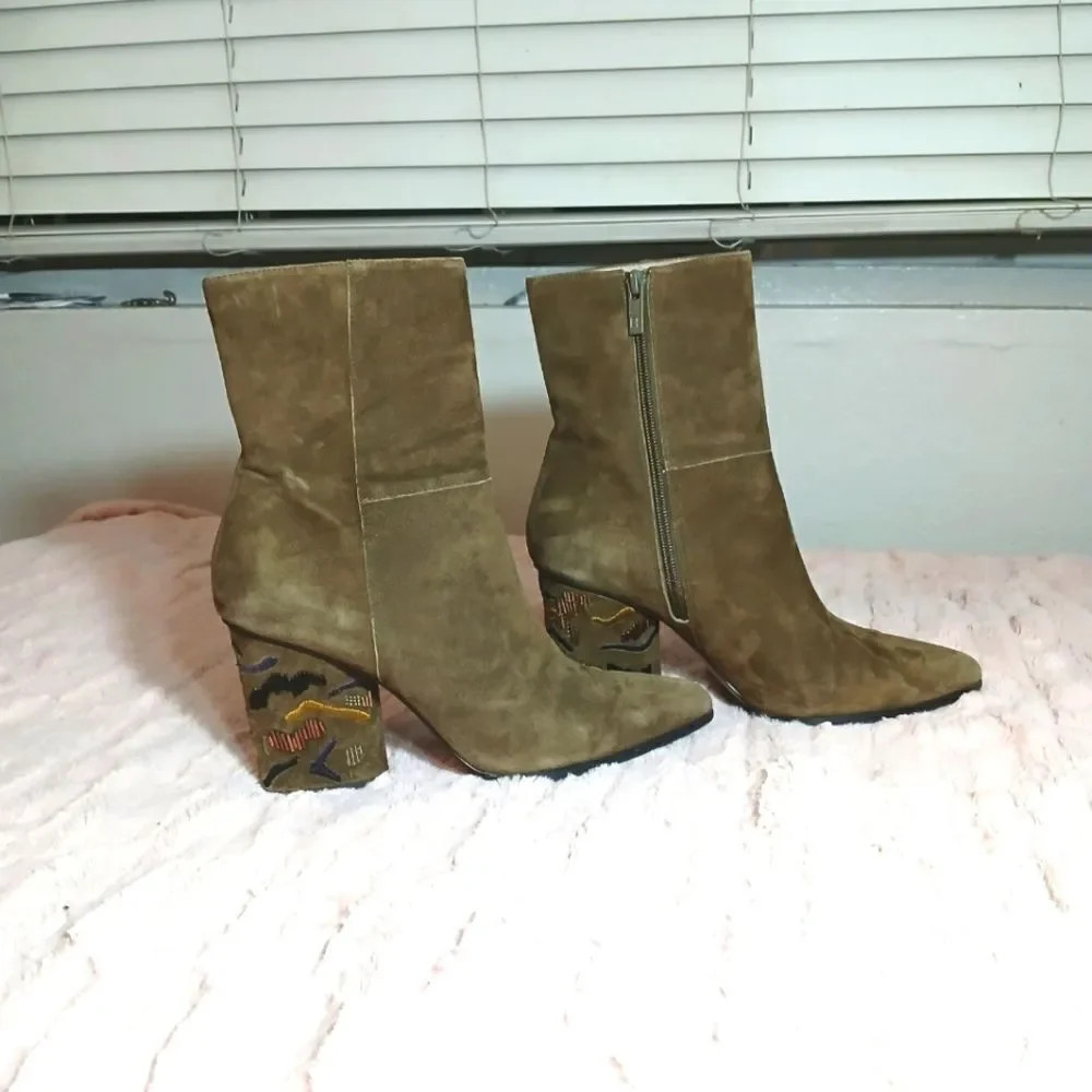 Donald J. Pliner Vantsip Kid Suede Boots Size 9M
